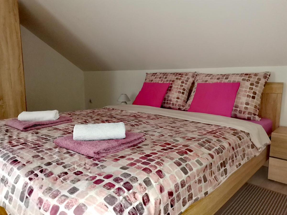 Apartmani "Marina" Otočac Buitenkant foto