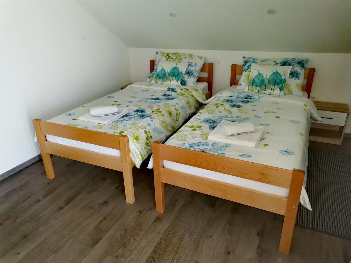 Apartmani "Marina" Otočac Buitenkant foto