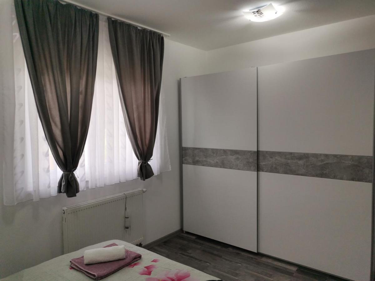 Apartmani "Marina" Otočac Buitenkant foto