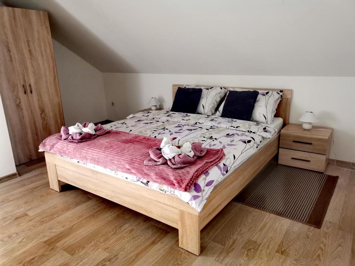 Apartmani "Marina" Otočac Buitenkant foto
