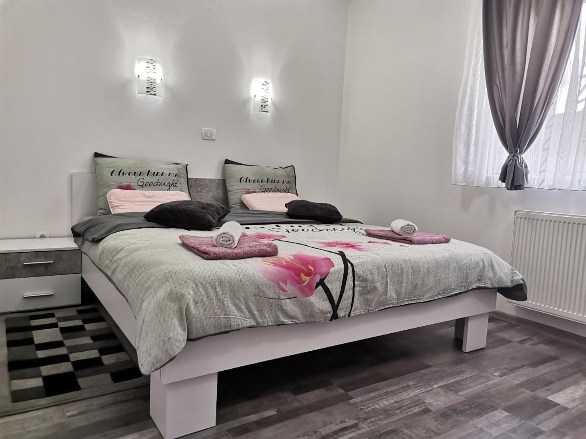 Apartmani "Marina" Otočac Buitenkant foto