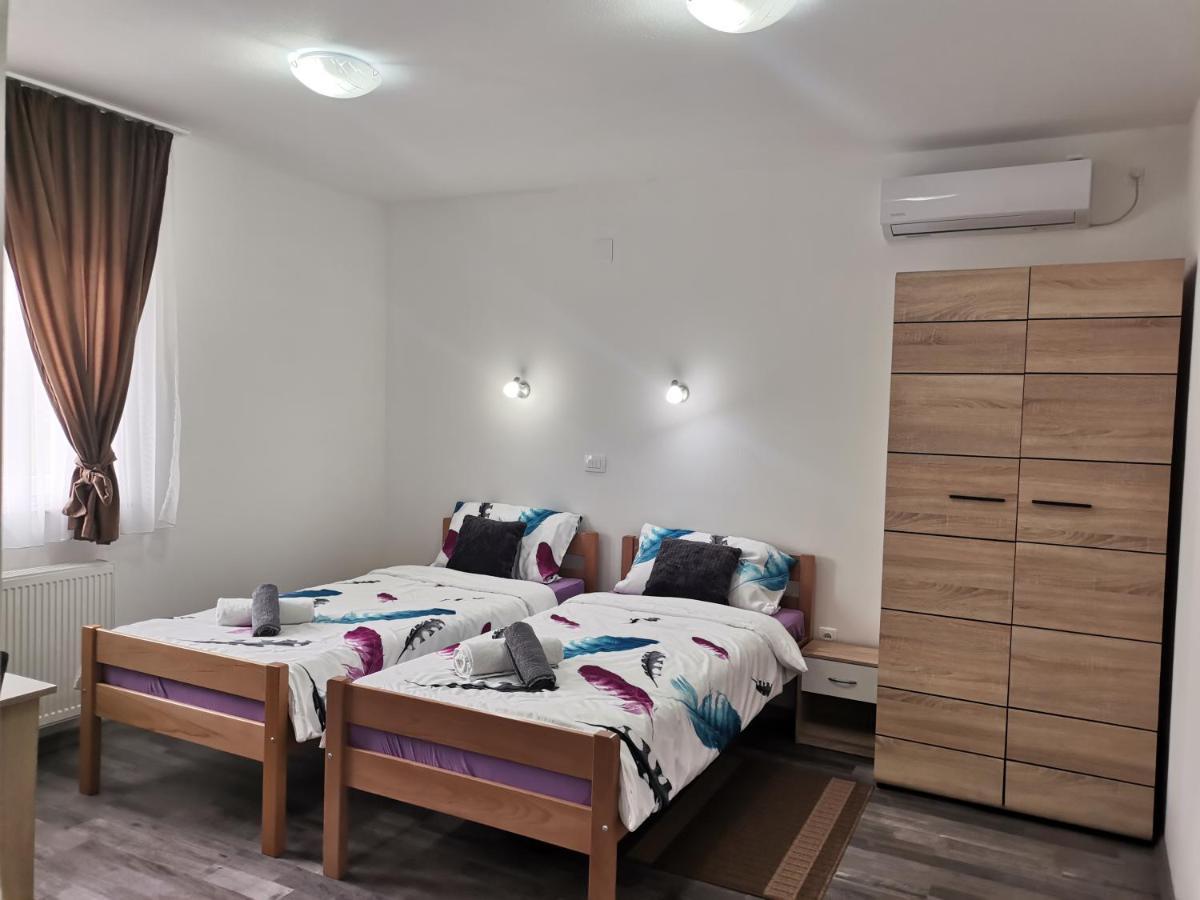 Apartmani "Marina" Otočac Buitenkant foto