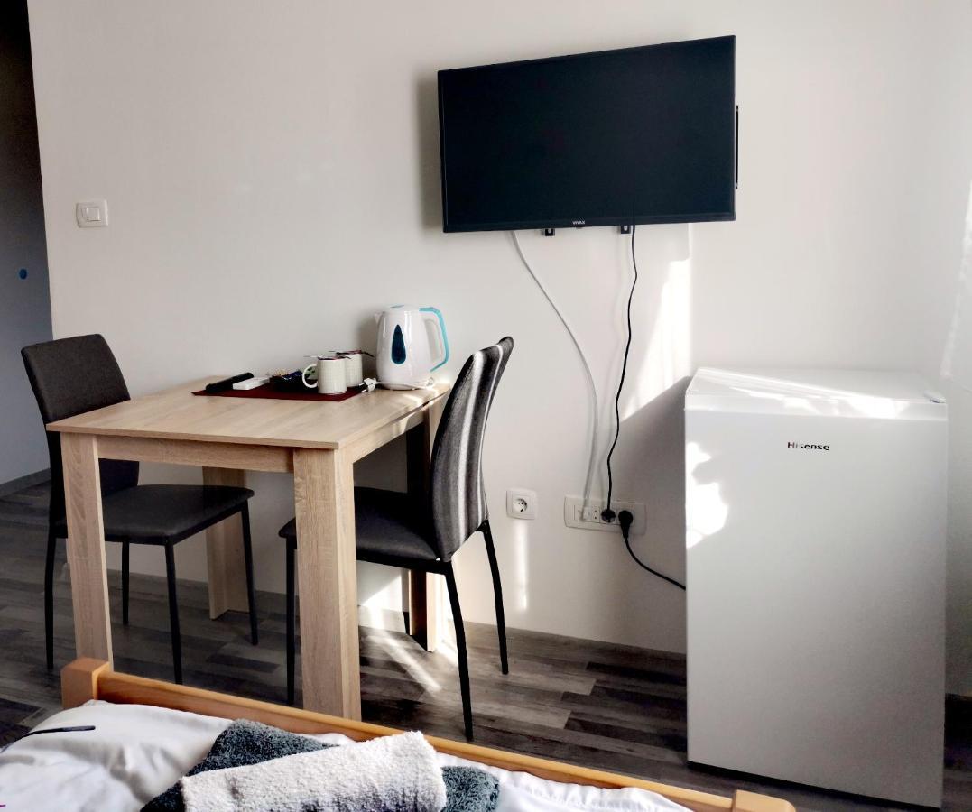 Apartmani "Marina" Otočac Buitenkant foto