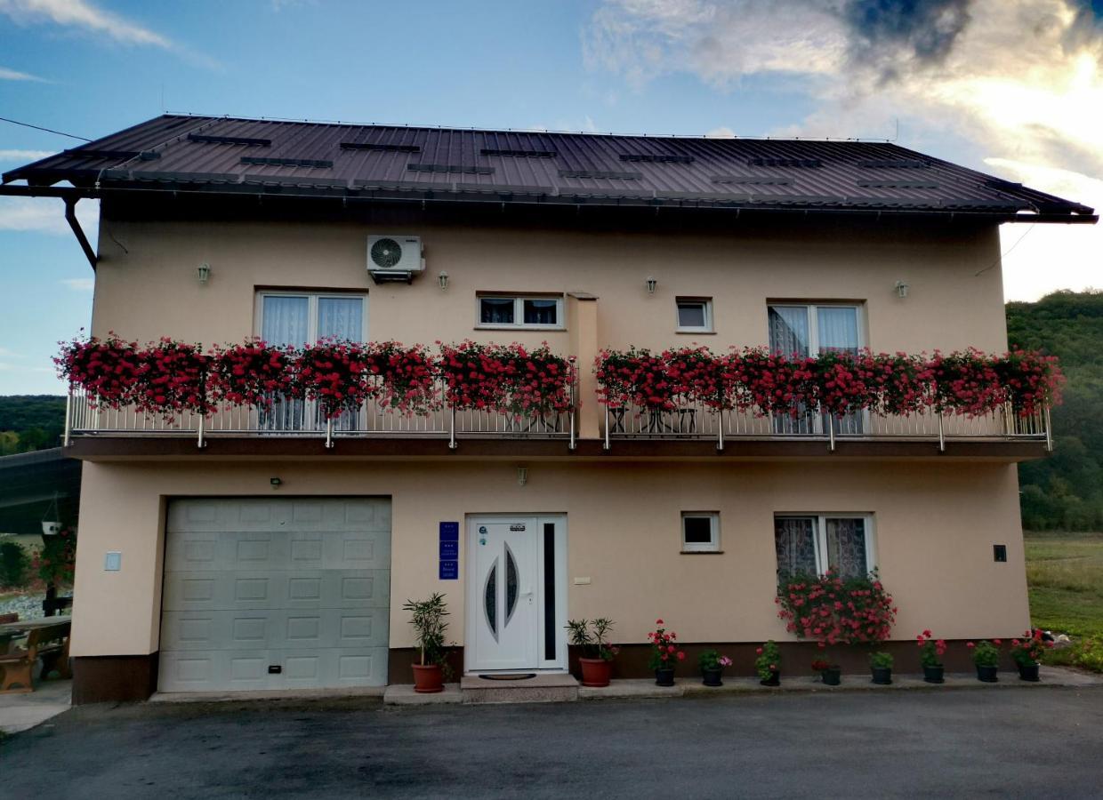 Apartmani "Marina" Otočac Buitenkant foto